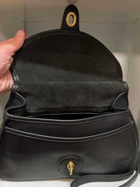 Vintage Coach Logan Bag (#9907) Black Leather Crossbody with Brass Turnlock - Picture 7 of 15